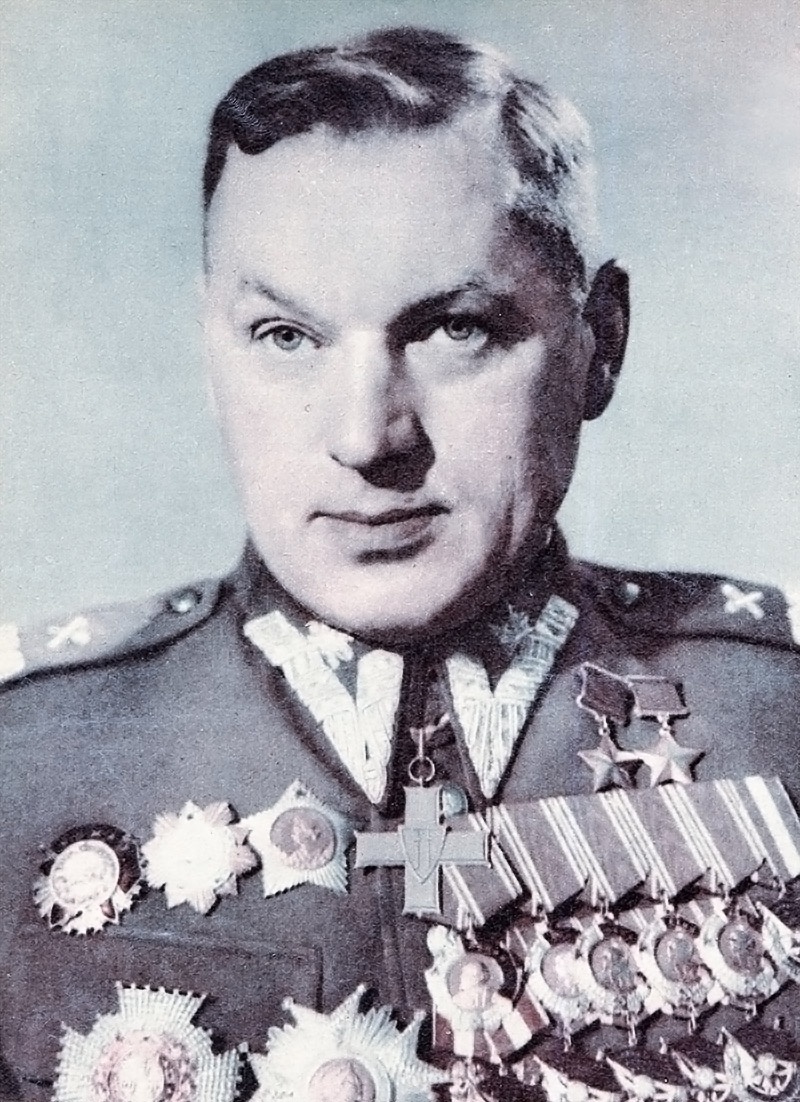 Маршал двух народов Рокоссовский, 13 ноября1956 года подал в отставку со всех государственных постов в ПНР.
