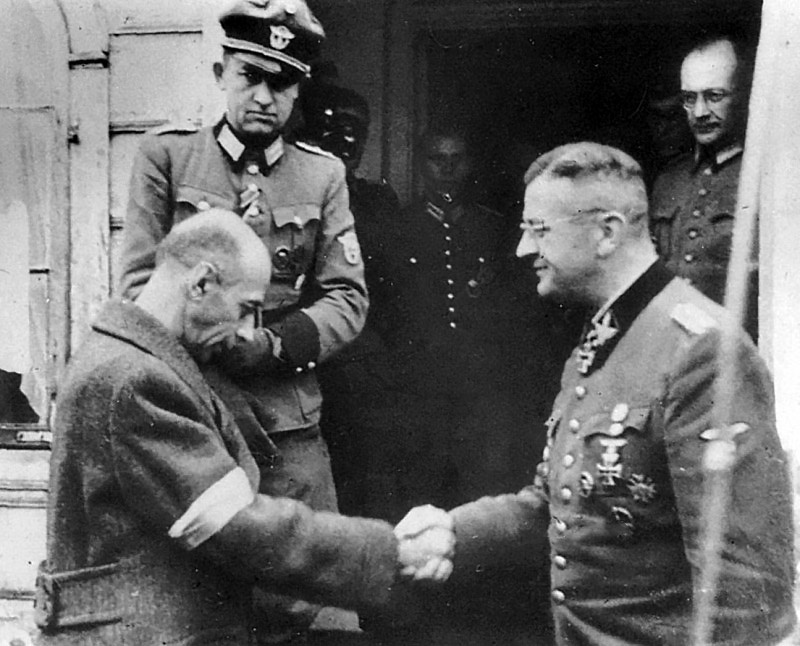 Польский генерал Тадеуш «Бур» Коморовский пожимает руку обергруппенфюреру СС Эриху фон дем Бах-Зелевски после подписания капитуляции варшавских повстанцев.
