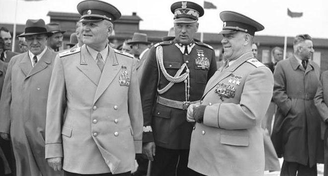 Маршал Конев и министры обороны Польши и СССР Рокоссовский и Жуков  в 1955 году.