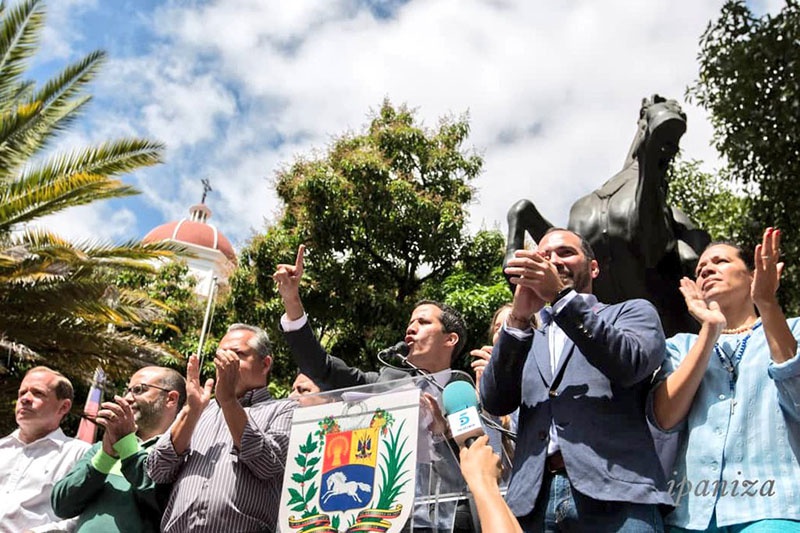 США признали альтернативного президента Хуана Гуаидо.