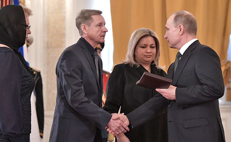 Владимир Путин передал Золотую Звезду Героя России родственникам погибшего в Сирии военного летчика гвардии майора Романа Филипова.