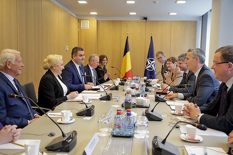 Премьер-министр Румынии Виорика Данчилэ на встрече в Брюсселе с генсеком НАТО Йенсом Столтенбергом.