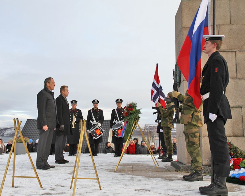 Норвежский король Харальд и министр иностранных дел РФ Сергей Лавров у памятника воинам-освободителям в городе Киркенес.