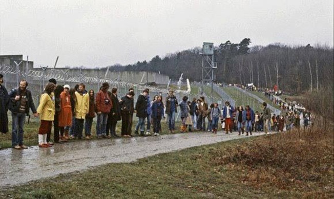 Немцы, протестующие против размещения американских ракет,  выстроились у ограды военной базы США в Рейн-Майне.
