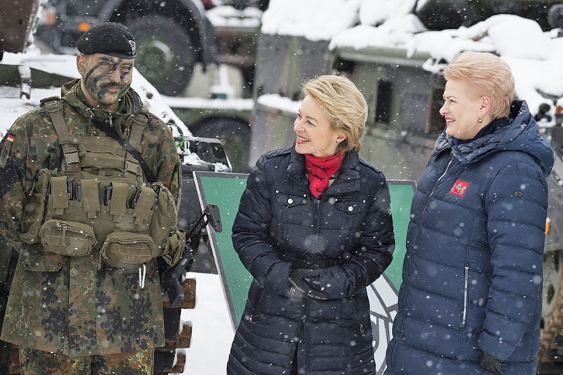 Министр обороны ФРГ Урсула фон дер Ляйен и литовский президент Даля Гибаускайте на базе НАТО в Рукле.
