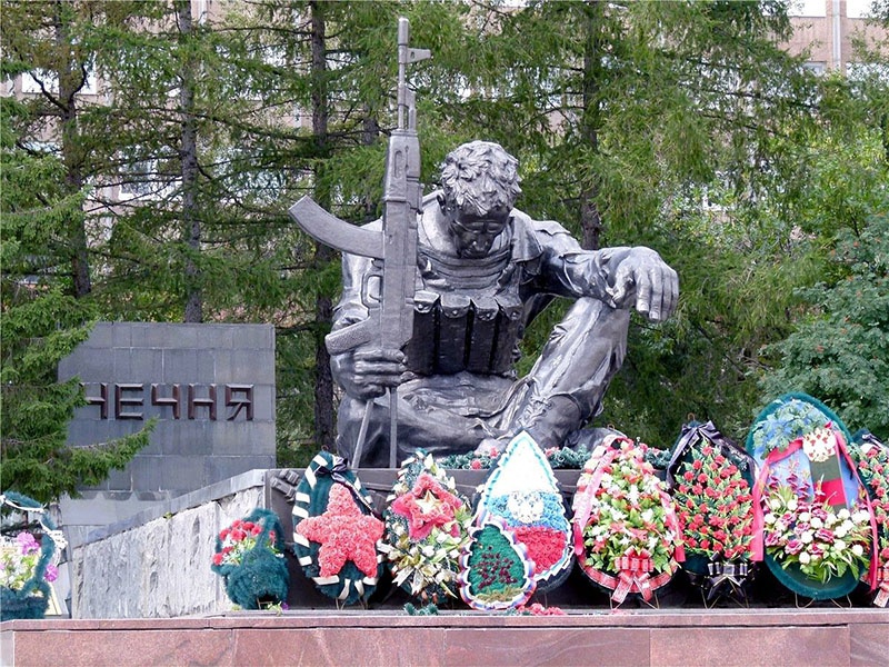 Памятник в Екатеринбурге.