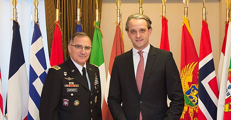 Министр обороны РМ Еуджен Стурза с Верховным главнокомандующим союзными силами в Европе генералом Кертисом Скапарротти.