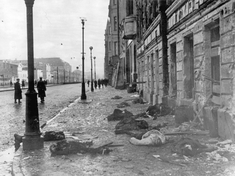 Жертвы бомбежки на ленинградской улице.