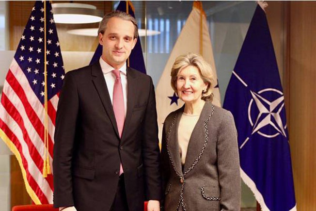 Постпред США при НАТО Кей Бейли Хатчинсон и министр обороны Молдавии Еуджен Стурза, получивший инструкции «по борьбе с российским влиянием в регионе».