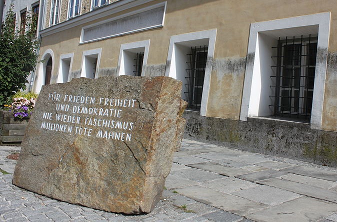 «Мемориальный камень против войны и фашизма».