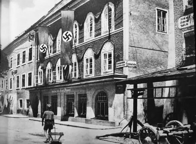 В 1938 году Мартин Борман выкупил здание и устроил в нем музей нацистского искусства.
