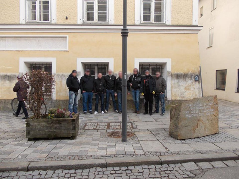 Члены венгерского отделения праворадикальной организации «Кровь и честь» у «родового гнезда» фюрера.