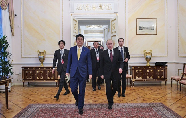Переговоры о мире продолжаются. Президент РФ Владимир Путин и премьер-министр Японии Синдзо Абэ во время переговоров  в Москве.