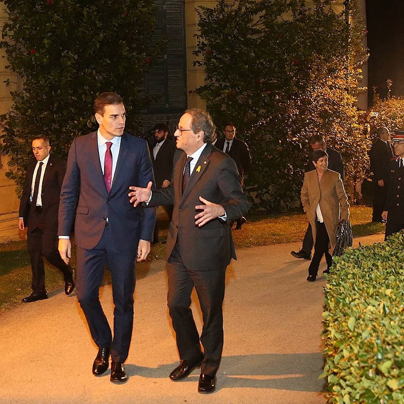 Испанский премьер Педро Санчес даже посетил Барселону и встретился с главой правительства Каталонии Кимом Торрой.