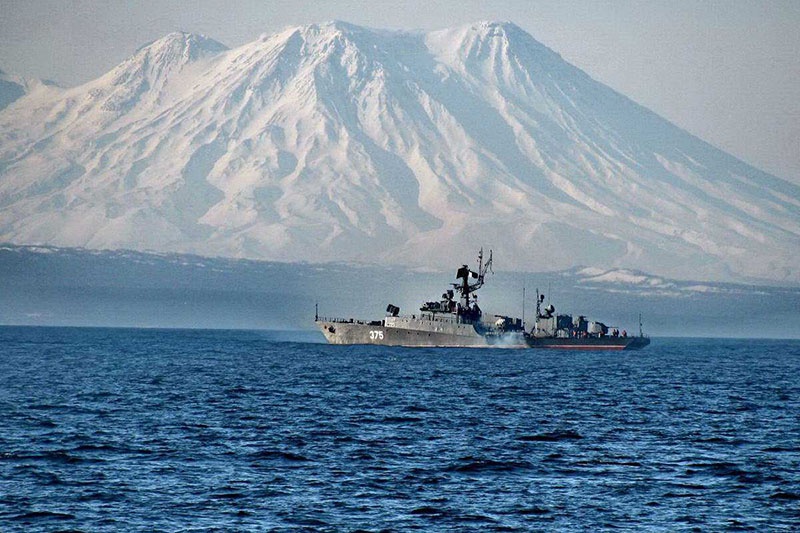 Корабли ВМФ России на фоне Курил.