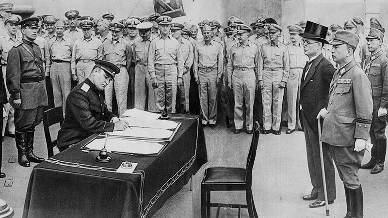 Генерал Кузьма Деревянко подписывает Акт о безоговорочной капитуляции милитаристской Японии.
