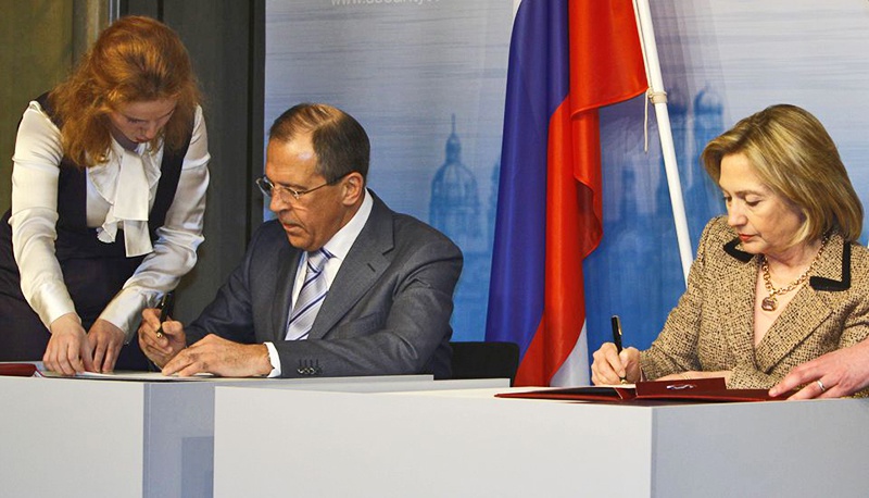 Госсекретарь США Хиллари Клинтон и глава МИД РФ Сергей Лавров подписывают ратификационные грамоты договора СНВ-III.
