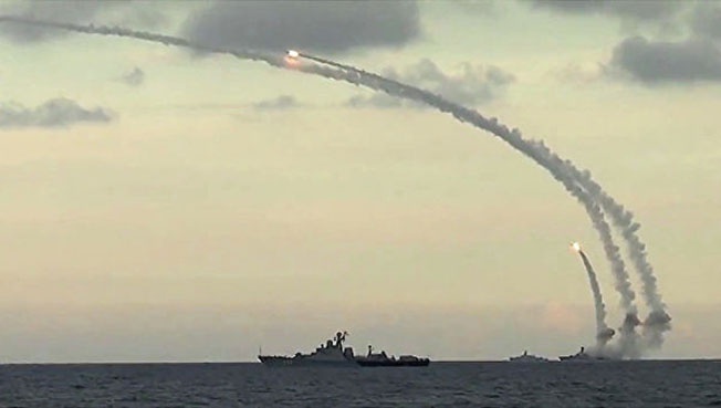 Запуск ракет «Калибр» из Каспийского моря по позициям боевиков в Сирии.