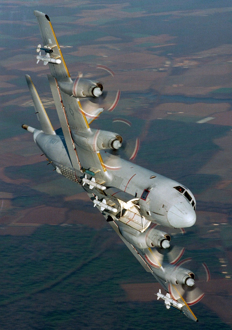 Противолодочный турбовинтовой Lockheed P-3 Orion с ракетами «Harpoon».