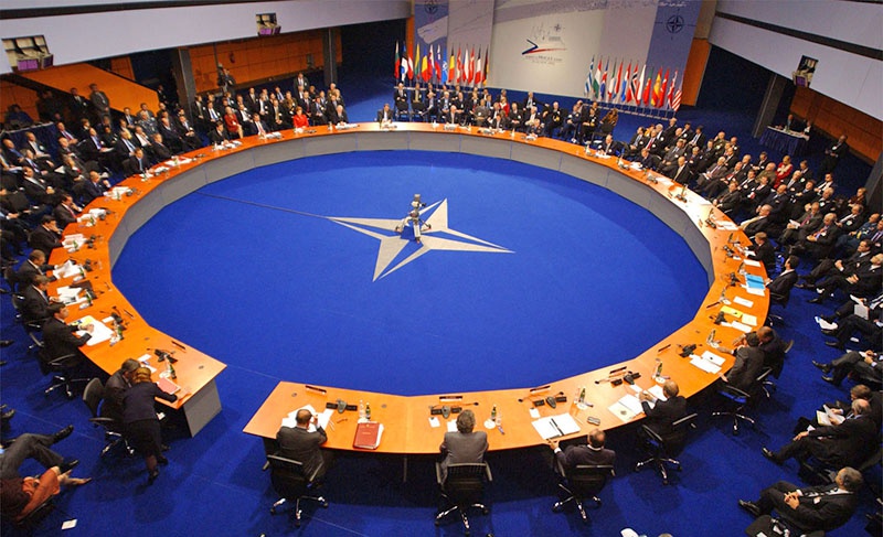 На протяжении всего существования НАТО ее важнейшей структурной особенностью оставалось американское лидерство.