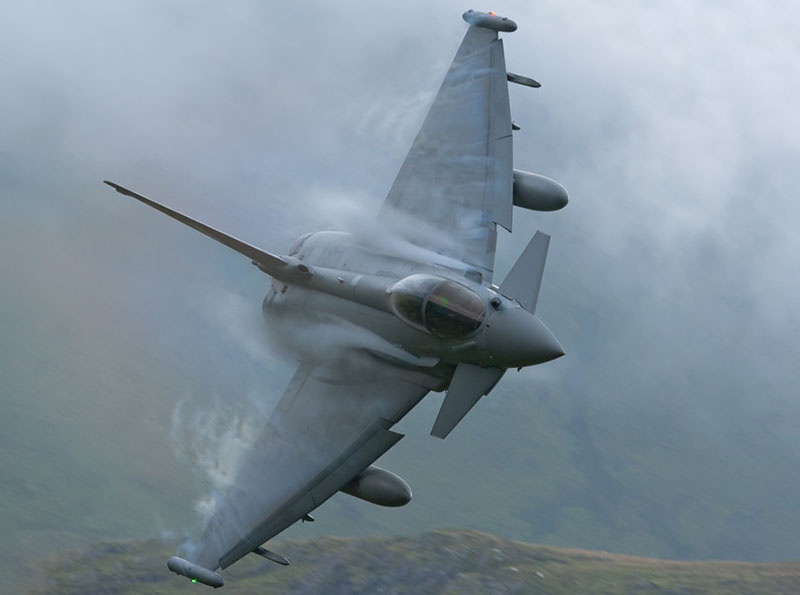 EurofighterTyphoon плохо летает и неважно стреляет в… тумане и ночью.