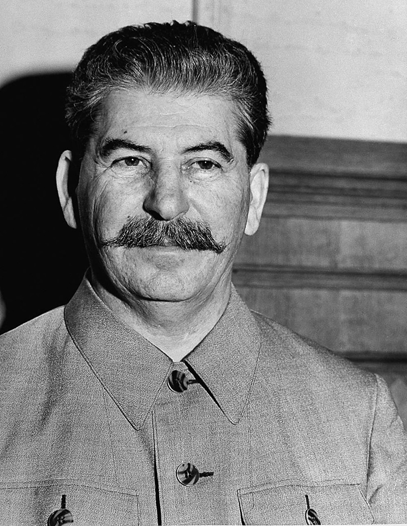 Сталин требовал от Кулика объяснений его провала на фронте.