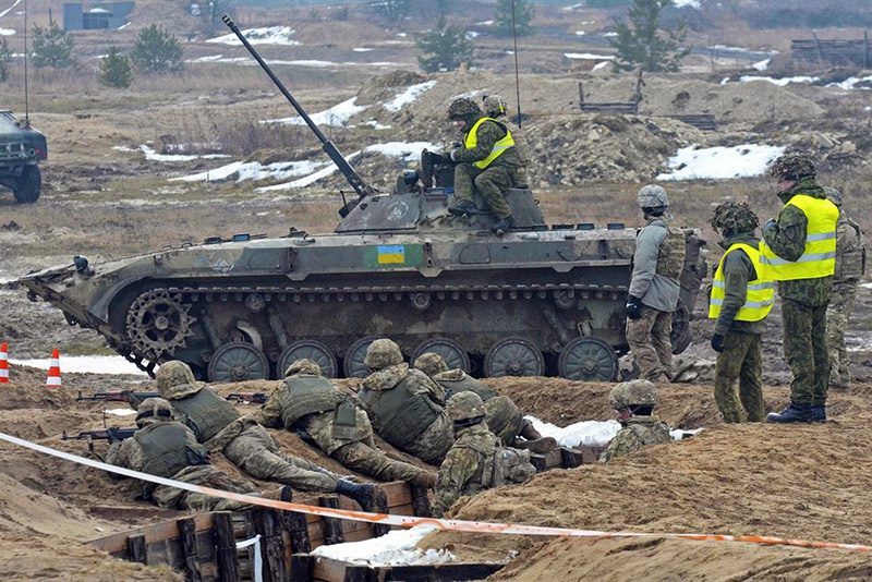 Американский военный советник обучает украинских солдат.