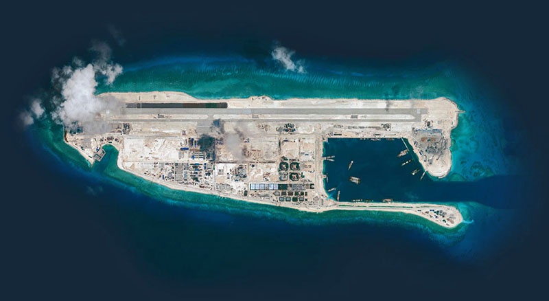 Китай строит насыпные острова с развитой современной инфраструктурой — корабельными причалами, аэродромами, другими объектами.