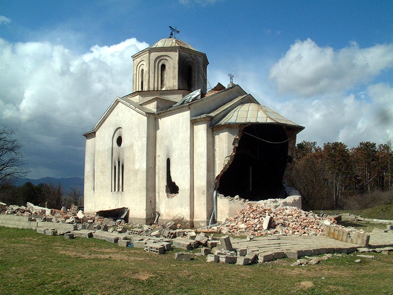 На территории Косово уничтожено множество православных храмов и сербских исторических памятников всемирного значения.