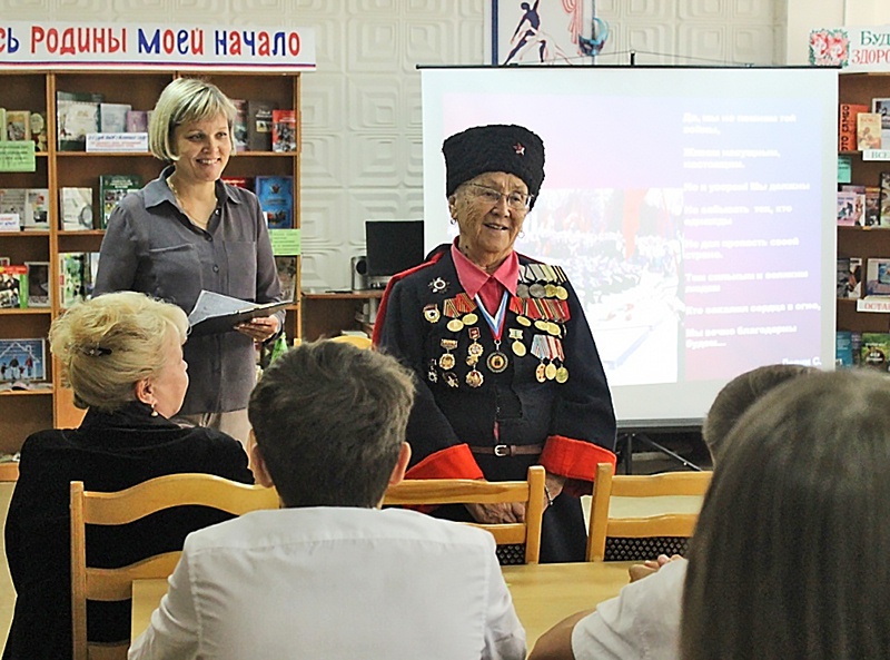 Ветеран Великой Отечественной войны Софья Поварова ведет урок мужества.