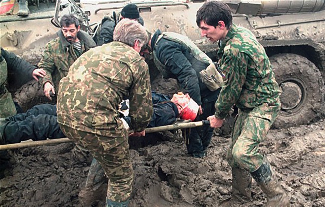 Чечня, эвакуация раненого.