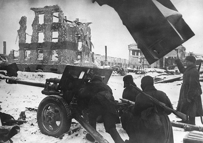 Советские воины героически отражали бешеный натиск врага.