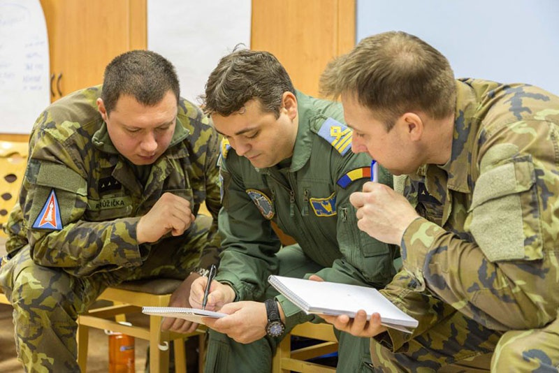 IMET (International Military Education and Training) - обучение в военных учебных заведениях США иностранных военнослужащих.