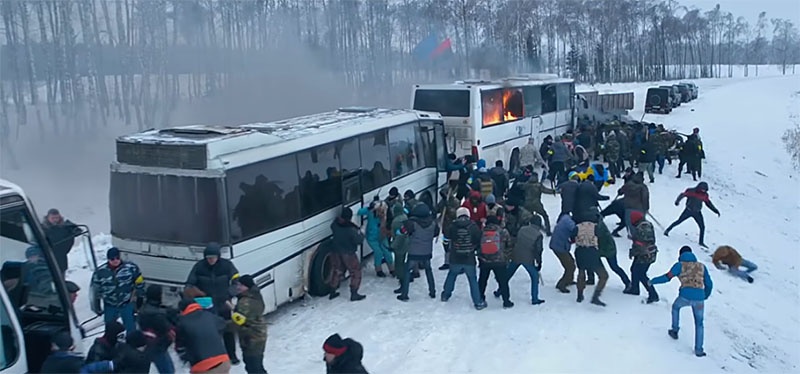Восемь автобусов с крымчанами были остановлены и избиты украинскими радикалами. (Кадр из фильма «Крым»).