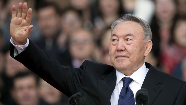 Владимир Жарихин: «Назарбаев уходит, но недалеко»