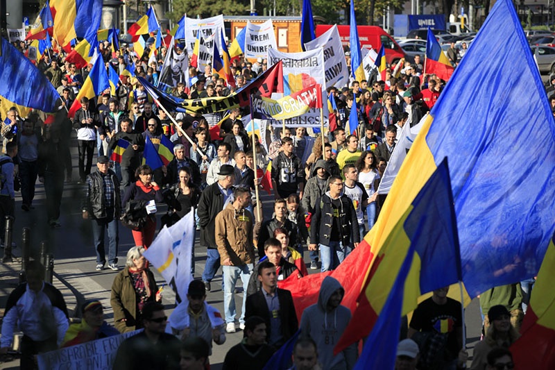 Молдаване, наблюдая как обнищала в составе ЕС и ранее небогатая Румыния, сомневаются в целесообразности объединения.