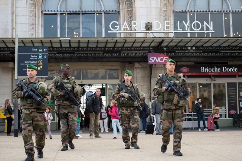 Вооруженные солдаты французской армии на улицах.