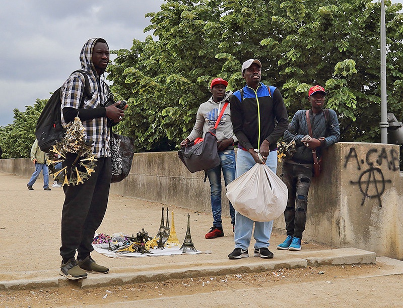Выходцы из Африки не только торгуют сувенирами на улицах Парижа.