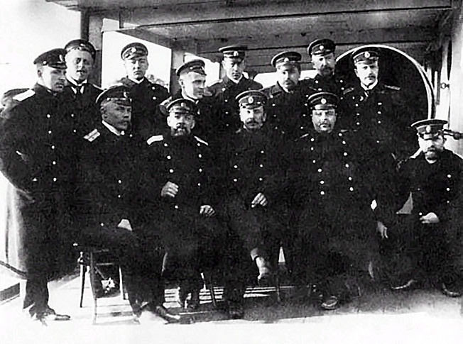 Офицеры транспорта «Иртыш» - лейтенант Шмидт в центре в первом ряду.