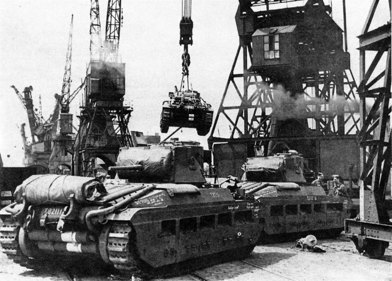 Погрузка танков «Матильда» в одном из британских портов для отправки по ленд-лизу в СССР.