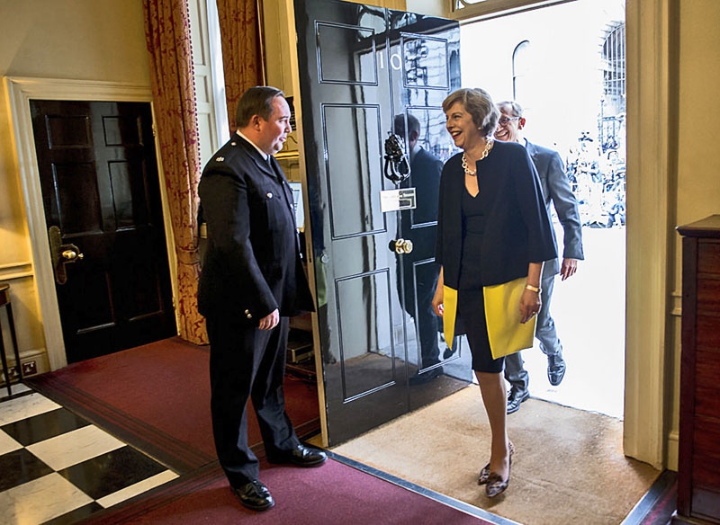 Тереза Мэй стала премьер-министром и впервые входит в свою резиденцию 13 июля 2016 года.