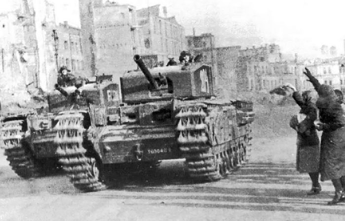 Два танка «Черчилль» из состава 48-го полка въезжают в освобожденный Киев.