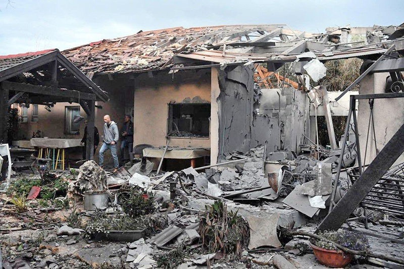 Дом в городе Мешмерет, разрушенный палестинской ракетой.