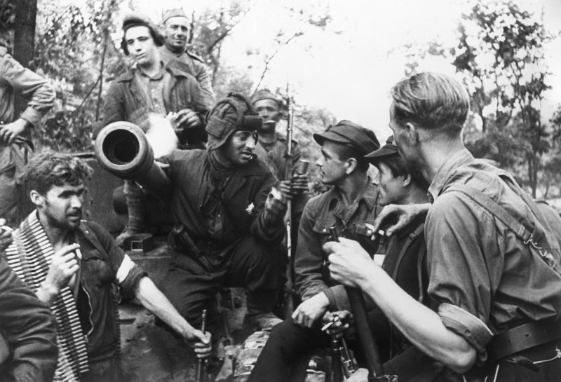 Встреча литовских партизан с советскими танкистами в освобожденном Вильнюсе.
