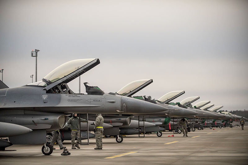 Недостаток боевых самолётов стран Балтии компенсируют американские F-16s, расположившиеся на базе Эмари в Эстонии.