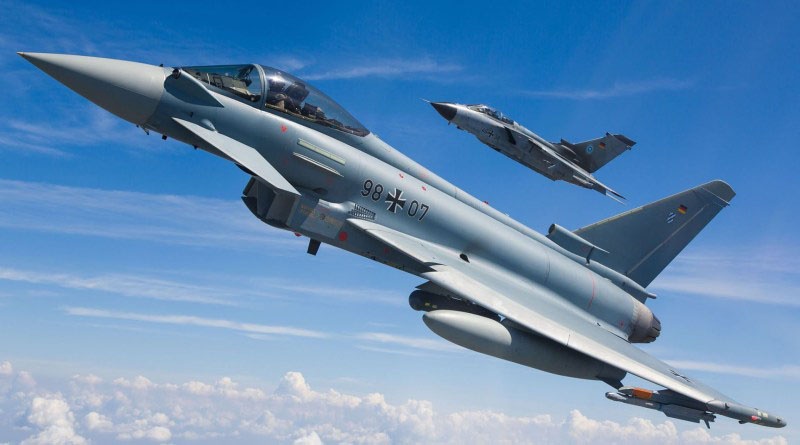 Немецкие истребители Eurofighter Typhoon и Panavia Tornado несут патрулирование в небе над Балтикой.