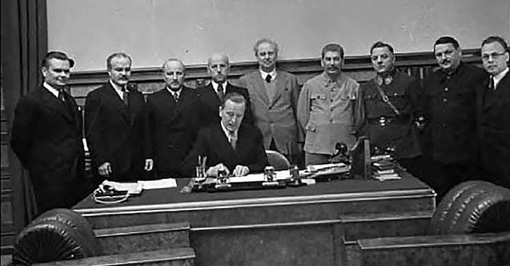 Подписание советско-литовского договора о взаимопомощи в октябре 1939 года.