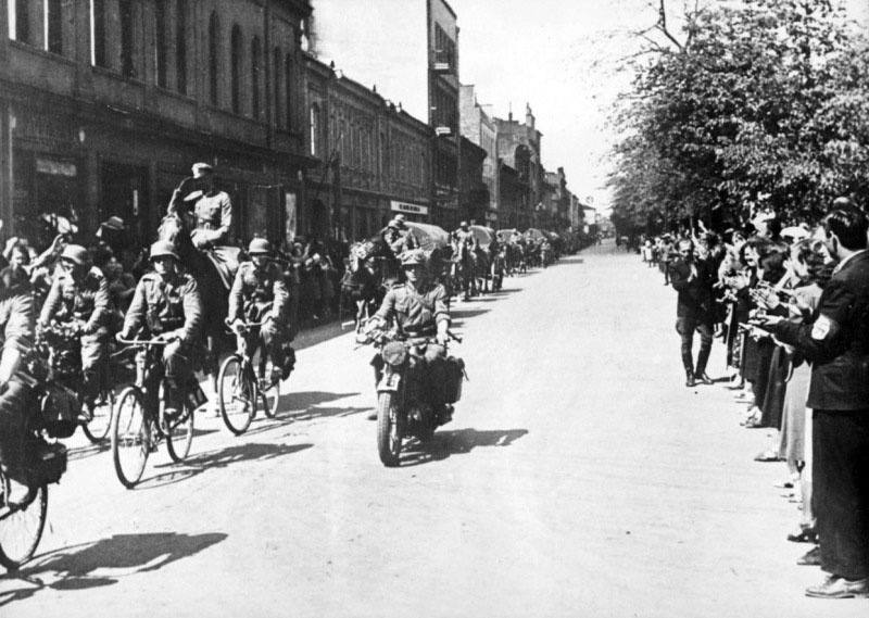 Жители Каунаса приветствуют колонну немецких войск входящую в город.