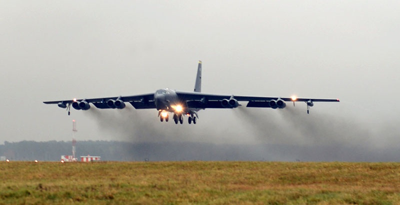 Стратегический бомбардировщик B-52 производит посадку на британской авиабазе Фэрфорд.