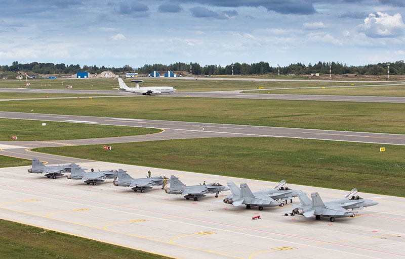Самолёты НАТО на базе в Литве.